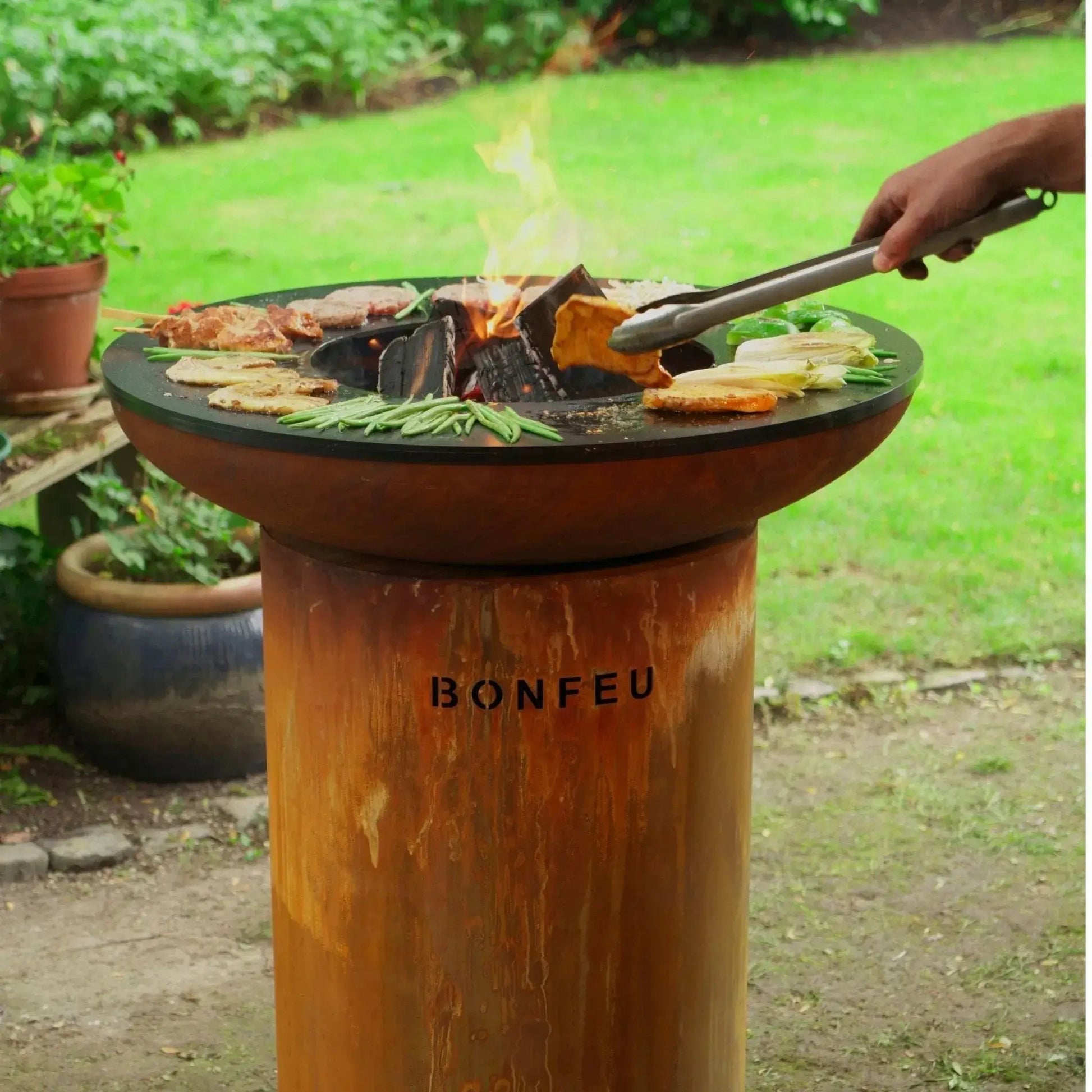 Rust-colored corten steel bonfeu bonbiza plancha grill with flat top surface for outdoor cooking and fire pit use