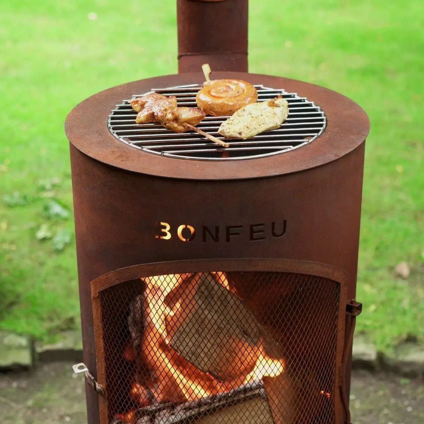 Rust-colored corten steel bonfeu bontino lp outdoor fireplace with mesh front and engraved brand name bonfeu