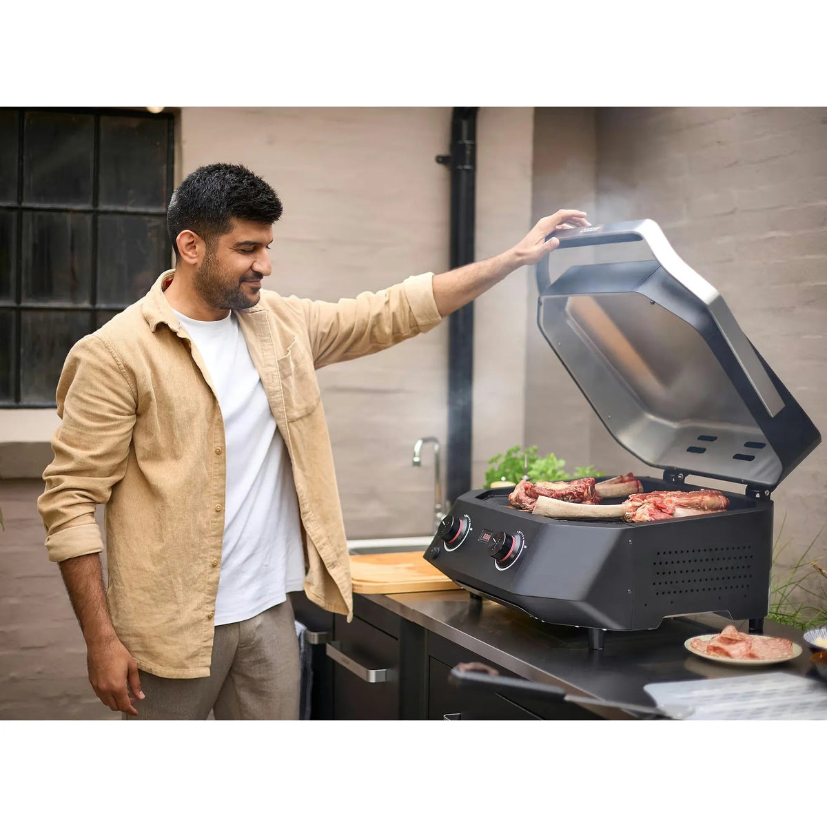 Cozze G-500 black and silver gas grill with modern angular design and two 5.0 kW cooking zones for outdoor use
