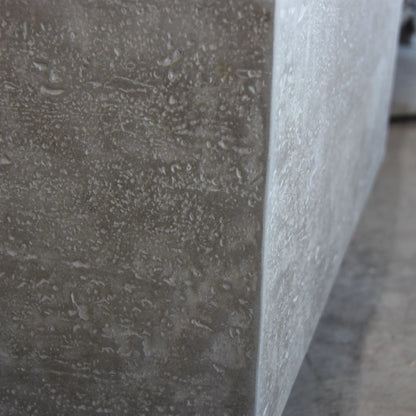 Elementi Kingsale fire table with 13.2 kW output features a gray textured concrete countertop with a smooth glossy finish