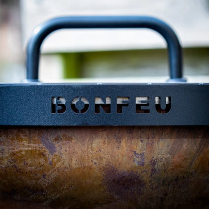 Black metal handle with bonfeu cut-out on bonfeu bonbiza open plancha grill fire pit in corten steel