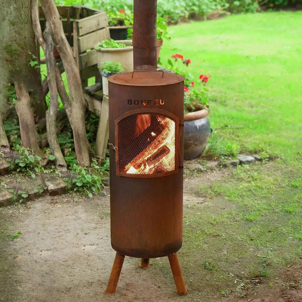 Rusty cylindrical bonfeu bongiano lp outdoor fireplace with mesh front black and corten steel on three wooden legs